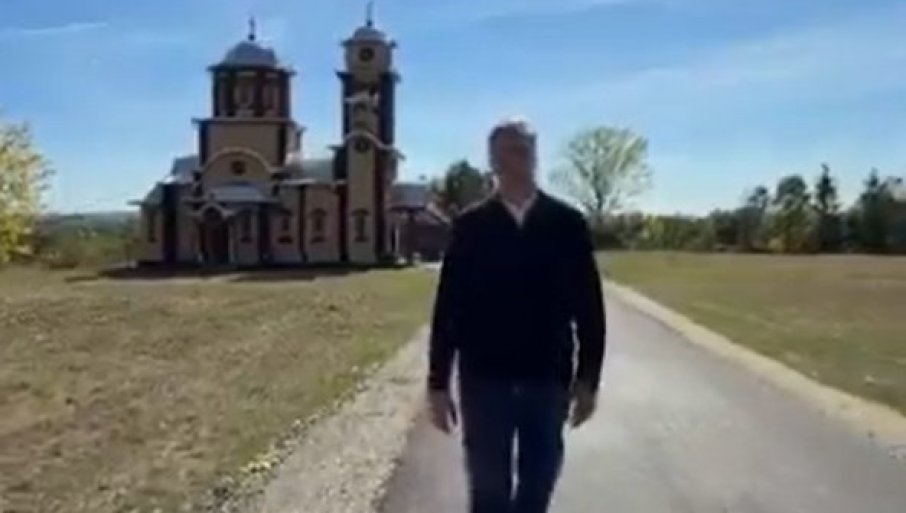 ON NE VOZI BICIKL, ON IDE SIGURNIM KORACIMA: Pogledajte šta je Vučić ostavio mještanima Ivankovca