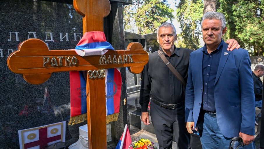 UZ RATKA MLADIĆA I KROZ KIŠU METAKA: Dušan Maran i Saša Jovanović, posada helikoptera, koja je četiri godine prevozila generala po ratištima