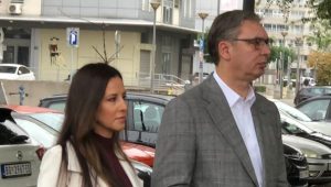 VUČIĆ SA SUPRUGOM TAMAROM STIGAO NA BIRAČKO MJESTO (FOTO)