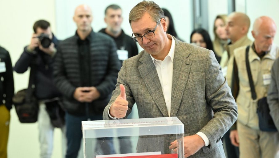 VUČIĆ GLASAO: Prvi na listi i nosilac liste „Ujedinja Srbija“ obavio građansku dužnost (FOTO/VIDEO)