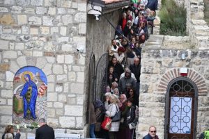 HILJADE VJERNIKA NA KALEMEGDANU: Građani strpljivo čekaju u redu da uđu u kapelu i pomole se Svetoj Petki (FOTO)