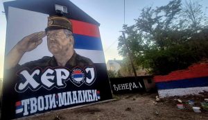 MLADI ODALI POČAST GENERALU: Oslikan mural Ratka Mladića u Bijeljini