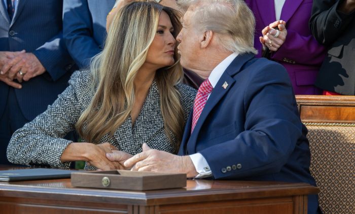 TRAMP SE NAGNUO KA MELANIJI, A ONA… Neprijatan trenutak između predsjednika i prve dame postao hit na mrežama (VIDEO)