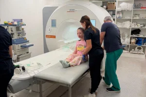 NEPOKRETNA JE I SVAKODNEVNO ZAVISI OD TUĐE POMOĆI: Pomozimo Anastaziji Kočić da ode na liječenje i pozovimo 17193 (FOTO)