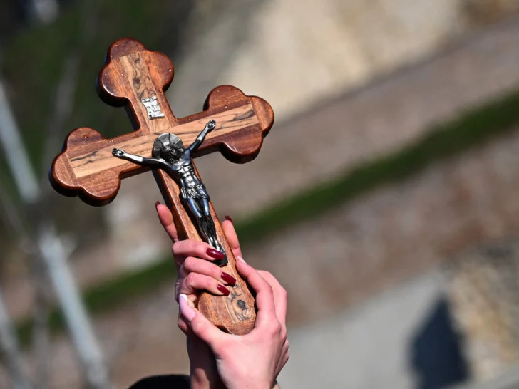 RADOSNA VIJEST ZA VJERNIKE: Dio Časnog krsta, dar svetog kneza Lazara, stiže u Beograd