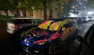 НОЋНА МИСТЕРИЈА У ПРИЈЕДОРУ: Три дјевоке налијепиле стотине стикера на голф, па нестале без трага