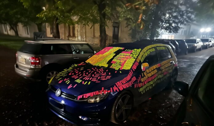 НОЋНА МИСТЕРИЈА У ПРИЈЕДОРУ: Три дјевоке налијепиле стотине стикера на голф, па нестале без трага