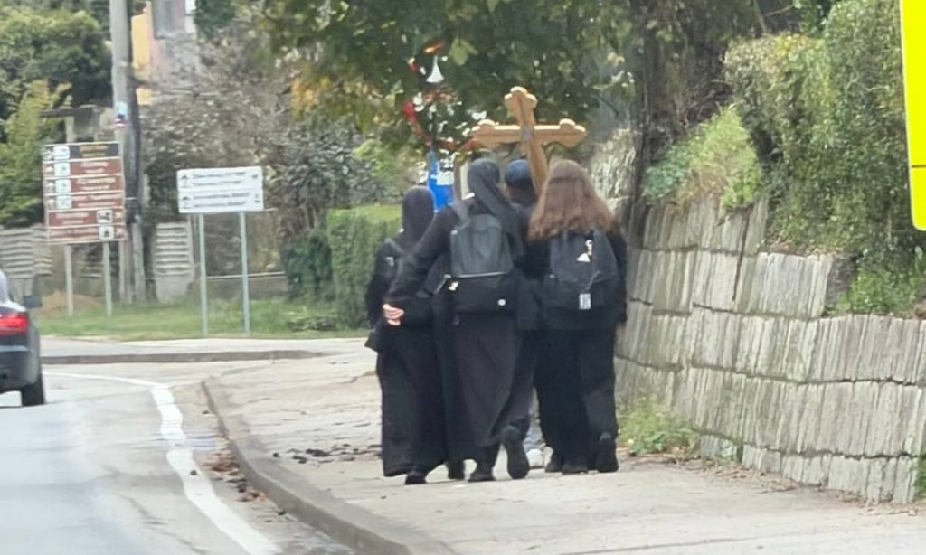 KO SU LJUDI U TAMNOJ ODJEĆI SA KRSTOM KOJI PJEŠAČE KROZ DOBOJ? Policija otkrila o čemu se radi