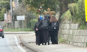 KO SU LJUDI U TAMNOJ ODJEĆI SA KRSTOM KOJI PJEŠAČE KROZ DOBOJ? Policija otkrila o čemu se radi