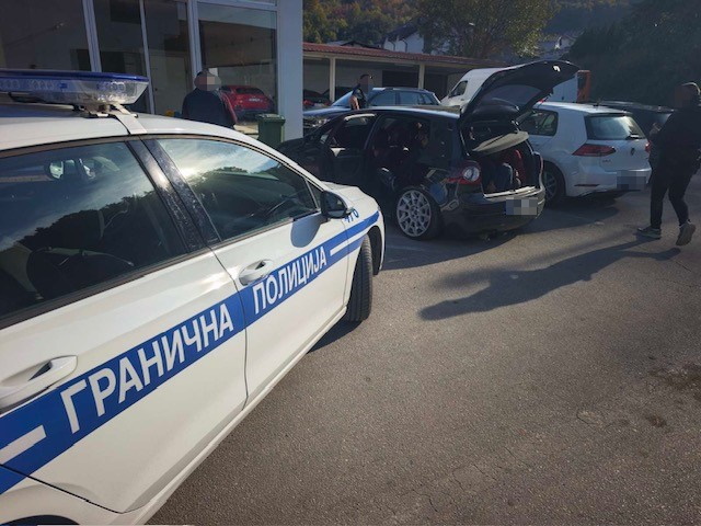 OSUMNJIČENA DRŽAVLJANKA BiH: Granična policija spriječila krijumčarenje 7 migranata