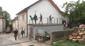 МАЛИШАНИ ДОБИЛИ НОВИ ДОМ: Милетићи из Гацка више не живе у старој и тијесној кући