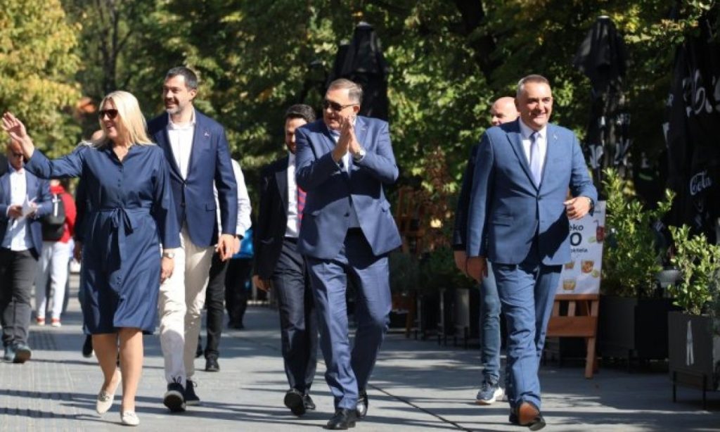 „ОВО ЈЕ НАША ПОБЈЕДА“: Додик, Цвијеновићева и Минић у шетњи Бањалуком (ВИДЕО)