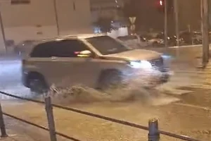 УЛИЦЕ ПОД ВОДОМ: Снажно невријеме погодило Сплит (ВИДЕО)