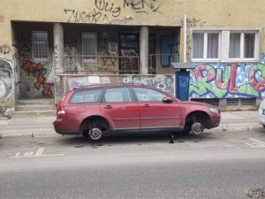 SMETA IM SVE SRPSKO: U Sarajevu na automobilu beogradskih tablica izbušene gume (FOTO)