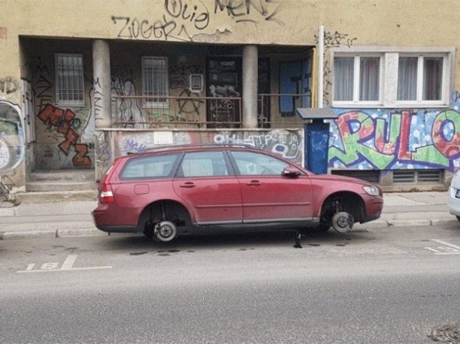 SMETA IM SVE SRPSKO: U Sarajevu na automobilu beogradskih tablica izbušene gume (FOTO)