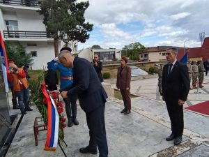 МРКОЊИЋ ГРАД ЧУВА СЈЕЋАЊЕ НА ВИШЕ ОД 2.000 СРПСКИХ ЖРТАВА: Положени вијенци за страдале Србе (ФОТО)