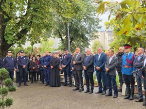 SRBAC OBILJEŽAVA DAN GRADA I KRSNU SLAVU: Položeno cvijeće poginulim borcima (FOTO)