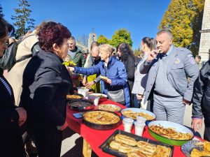 РОМАНИЈА ЧУВА ТРАДИЦИЈУ НАШИХ БАКА: Биљана направила најбољу питу на манифестацији „Укуси Романије“, а Милана гурабију (ФОТО)