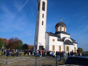 MITROPOLIT FOTIJE PREDVODIO MOLITVU: Osveštana crkva u Vukosavlju posvećena Svetom Vasiliju Ostroškom (FOTO)