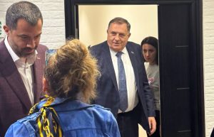 ИЗБОРНА НОЋ У СРБИЈИ: Вучић и Додик стигли у сједиште СНС-а у Новом Београду (ФОТО)
