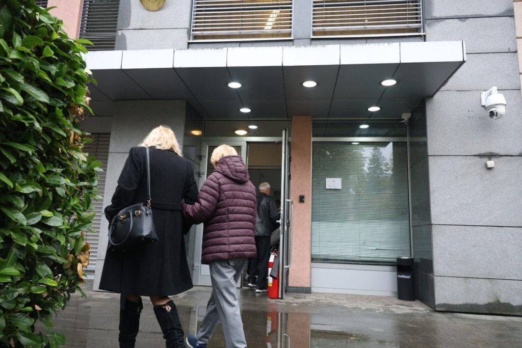 ГЛАСАЊЕ ЗА ИЗБОРЕ У СРБИЈИ: Грађани у Српској и БиХ излазе на биралишта