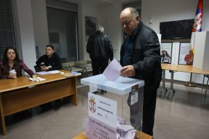 U BANJALUCI NA VRIJEME OTVORENA SVA TRI BIRAČKA MJESTA: Počeli vanredni parlametarni izbori  u Srbiji