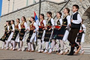 ФОЛКЛОРАШИ ЧУВАЈУ ТРАДИЦИЈУ ОД ЗАБОРАВА: У Угљевику заиграло коло и окупило се 200 дјеце уочи Свете Петке (ФОТО)