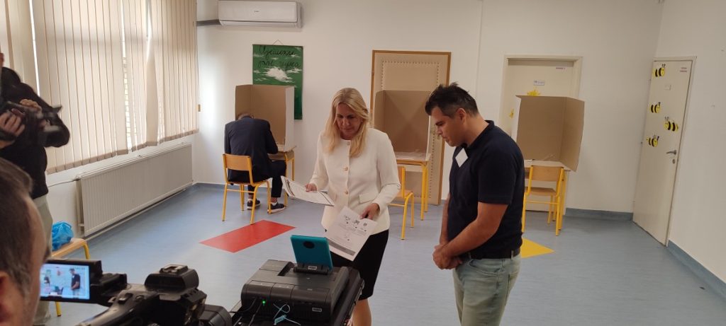 „BIRAMO ONE KOJI MOGU DA GRADE STABILNU REPUBLIKU SRPSKU“: Željka Cvijanović obavila građansku dužnost u Banjaluci (FOTO)