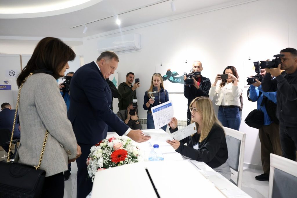 OBAVIO GRAĐANSKU DUŽNOST: Dodik glasao u Laktašima