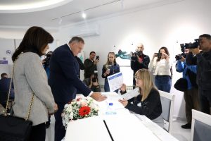 OBAVIO GRAĐANSKU DUŽNOST: Dodik glasao u Laktašima