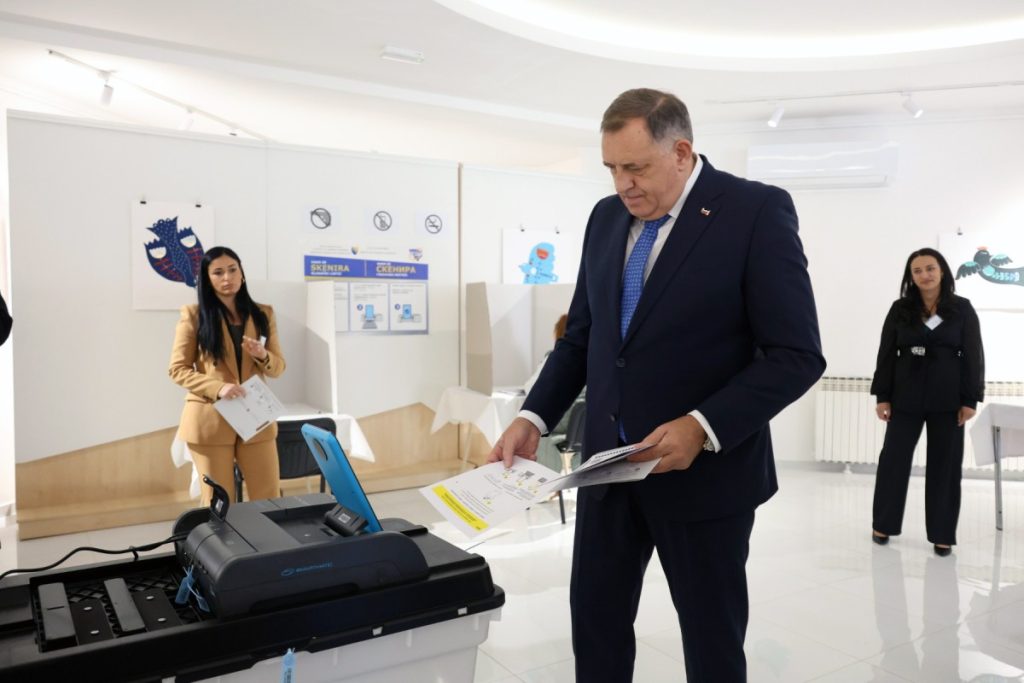 DODIK GLASAO U LAKTAŠIMA: „Nama je izborni proces ukraden od hohštaplera iz Sarajeva, ali je to razlog da proradi srpski inat“ (FOTO)
