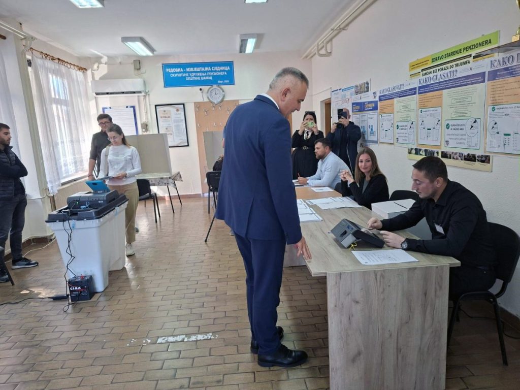 МИНИЋ ГЛАСАО: Предсједник Владе Републике Српске у Шамцу обавио грађанску дужност