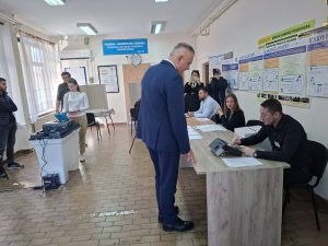 MINIĆ GLASAO: Predsjednik Vlade Republike Srpske u Šamcu obavio građansku dužnost