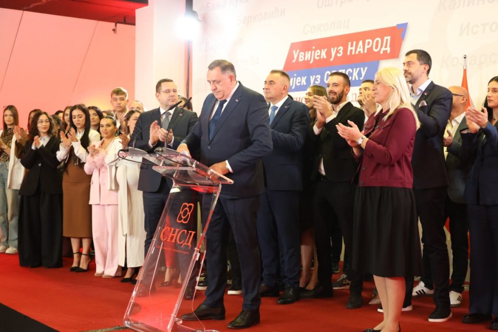 „ЗАХВАЉУЈЕМО СЕ БОГУ ЗА СВЕ ОНО ШТО СЕ ОСТВАРИЛО“: Додик и руководство Српске запалили свијеће у цркви Свете Тројице након побједе