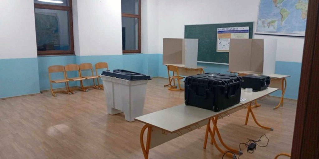 ОПШТИ ИЗБОРИ 2026.: Отворена биралишта, проблеми са техником