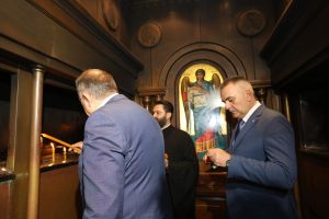 „ZAHVALJUJEMO SE BOGU ZA SVE ONO ŠTO SE OSTVARILO“: Dodik i rukovodstvo Srpske zapalili svijeće u crkvi Svete Trojice nakon pobjede