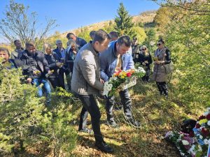 MUSLIMANI IH MUČKI UBILI NA SPAVANJU: Položeni vijenci na mjestu stradanja 21 srpskog borca u Čaklama kod Trnova (FOTO)