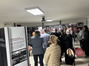 SVJEDOČENJE O STRADANJU OGROMNOG BROJA KOZARČANA: Izložba o prihvatnom logoru u Zemunu otvorena u Donjoj Gradini (FOTO)