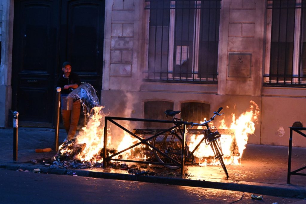 DEMONSTRANTI POSTAVILI HIDŽAB NA STATUU JOVANKE ORLEANKE: Protesti u Francuskoj izmakli kontroli (FOTO)
