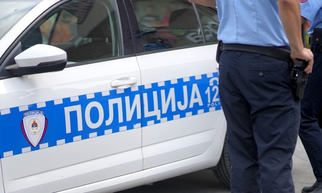 PUCNJAVA U LAKTAŠIMA: Četvorka uhapšena, metak oštetio auto u dvorištu kuće