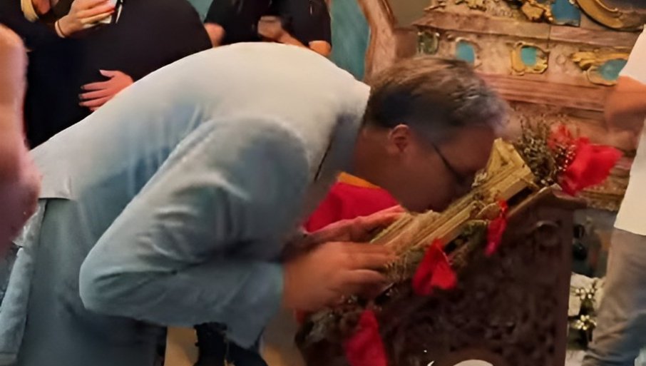„ČUVAMO SVOJU VJERU, TRADICIJU I KORIJENE“: Vučić u crkvi Svetog Nikole u Irig (VIDEO)