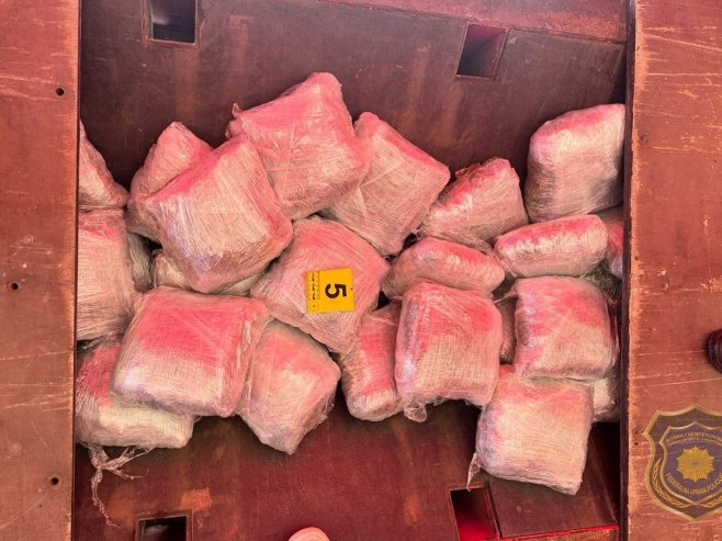 U ŠLEPERU PRONAĐENO 100 KILOGRAMA DROGE: Policija uhapsila muškarca iz Konjica (FOTO)