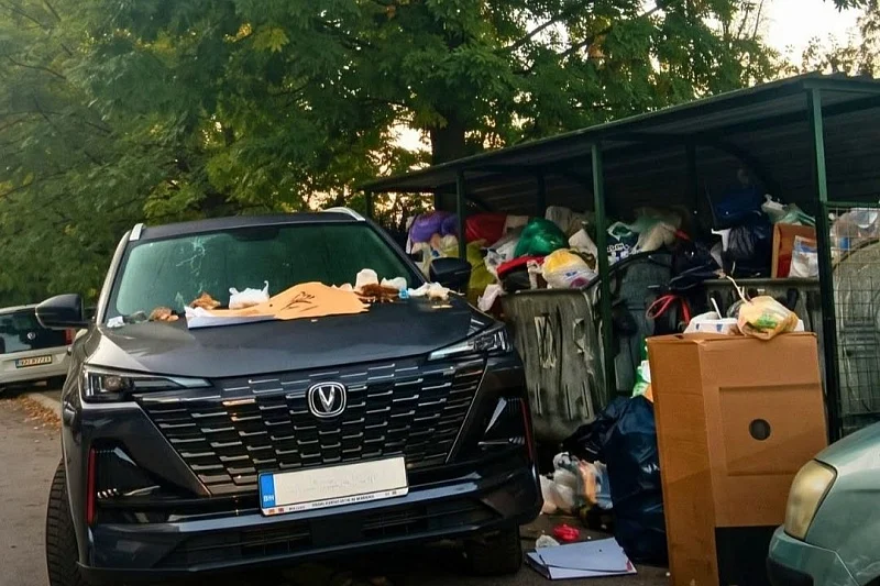 BAHATO PARKIRANJE U SARAJEVU KAZNILI GRAĐANI: Ostavio automobil ispred kontejnera, pa ga zasulu smećem (FOTO)