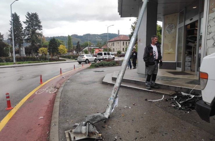 AUTOM SE ZABIO U STUB RASVJETE: Udes u kružnom toku u Banjaluci, oštećena i knjižara (FOTO)