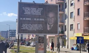 „КРВАВЕ РУКЕ НИСУ ОПРАНЕ СМРЋУ“ Освануо билборд у Источном Сарајеву повогом годишњице смрти Изетбеговића