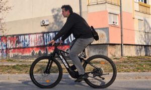 JUTRO POSLIJE PORAZA: Blanuša biciklom krenuo na fakultet (VIDEO)