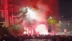БЛОКАДЕРСКА РУЉА ПАЛИ ПРОСТОРИЈЕ СНС У ЛАЗАРЕВЦУ: Снимак изазвао бурне реакције (ВИДЕО)