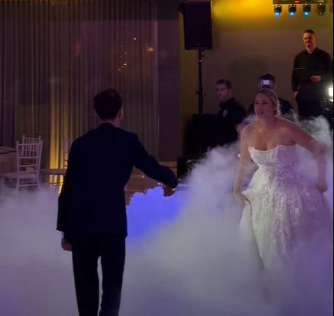 „SVEKRVA NA APARATIMA“: Evo šta je uradila mlada tokom prvog plesa, nasmijala je sve goste (VIDEO)