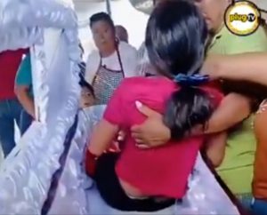 DJEVOJČICA USTALA ŽIVA IZ MRTVAČKOG SANDUKA: Porodica doživjela šok na sahrani (VIDEO)