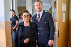 „NEKE TRADICIJE SE NE MIJENJAJU“: Stanivuković izašao na glasanje sa bakom Gospom (FOTO)